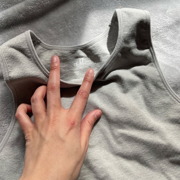 NWOT H&M Gray Ribbed Cropped Sports Bra Tank - Picture 2 of 3